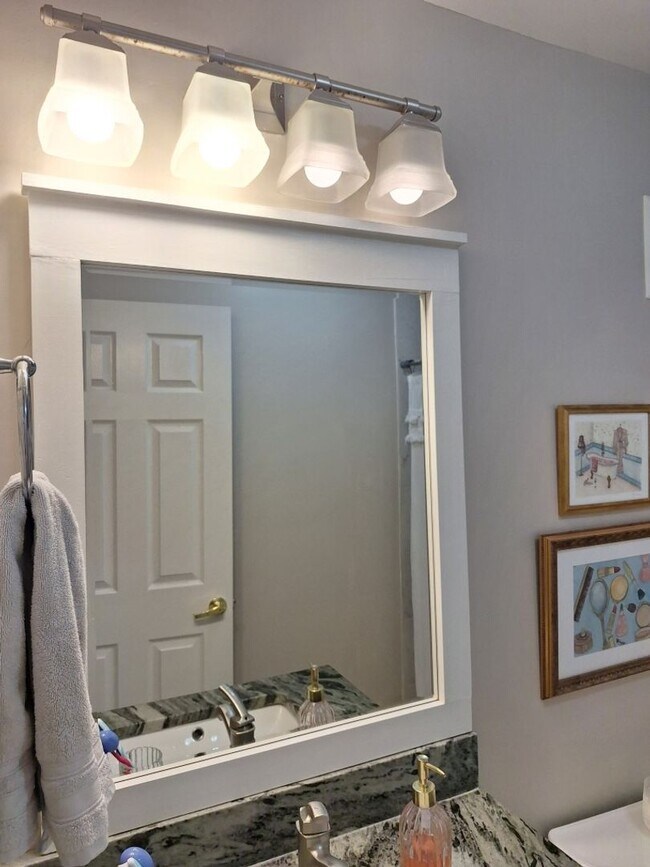 Building Photo - Walking distance to UT/ Very short walk