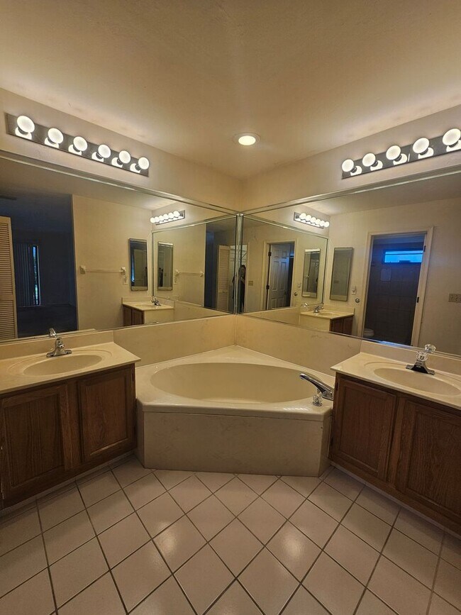Building Photo - 3/2/2 Annual Rental available with lawn care included!!