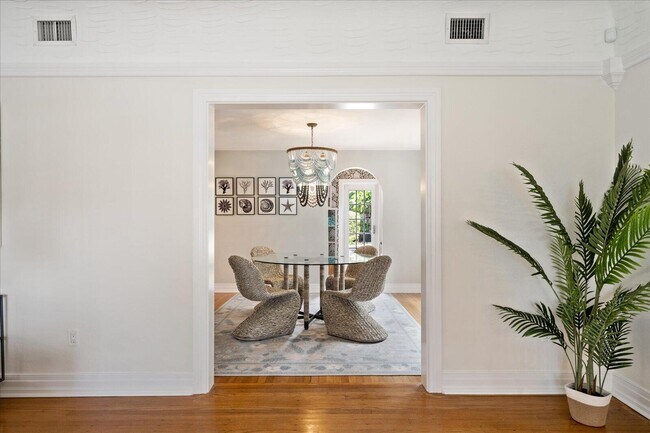 Building Photo - 221 Greymon Dr