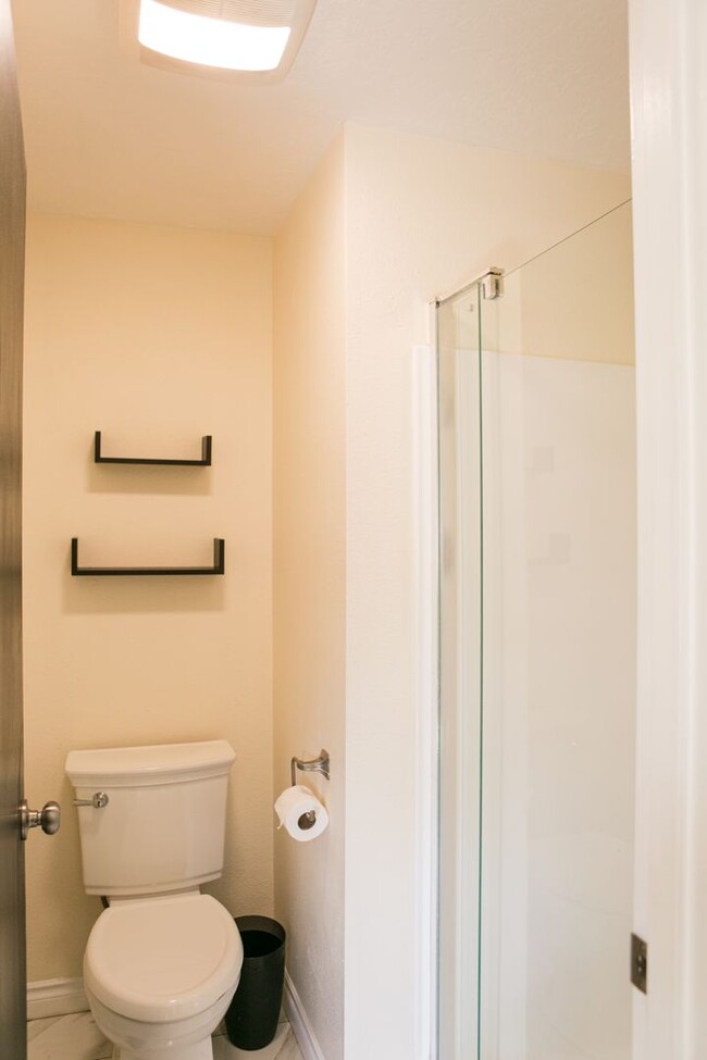Building Photo - 4 bedroom 3 bath house for rent- Great loc...