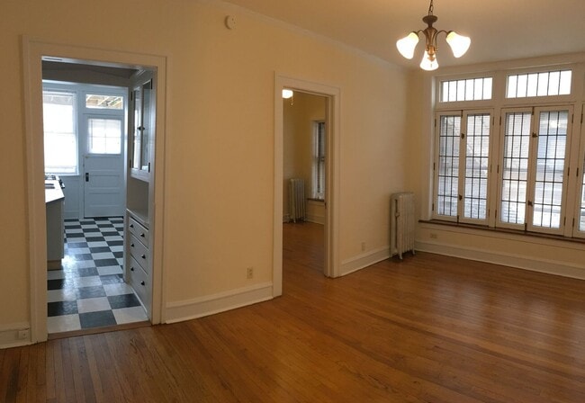 Interior Photo - 5752-58 N Winthrop Ave