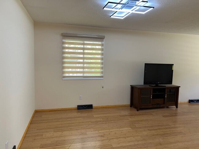 Building Photo - 3 Bedrooms One Floor Ranch House with 2 car attached garage in Lyndhurst