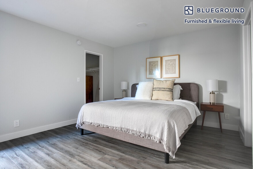 Building Photo - 616 N Sweetzer Ave