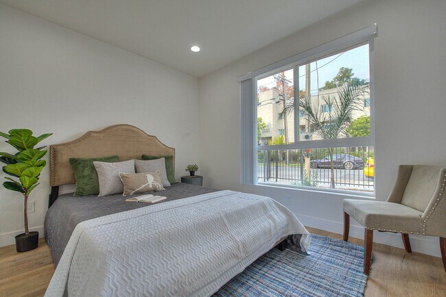 Building Photo - Luxury 2 & 4 Bed Townhomes in NoHo!