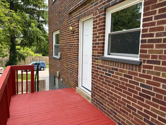 Building Photo - 419 Elm St