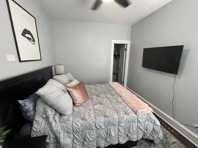 Building Photo - 3327 N Hamilton Ave