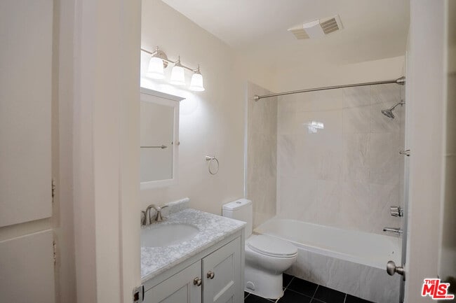 Building Photo - 960 Larrabee St