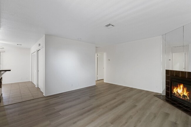 Building Photo - Private 2/2  Unit • Quiet Community • Prime North Phoenix Location