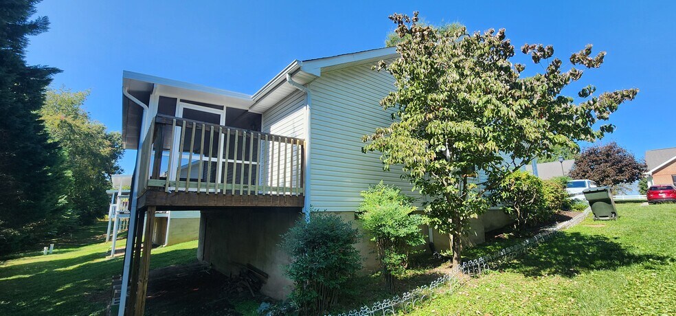 Building Photo - 1521 Mayberry Ln