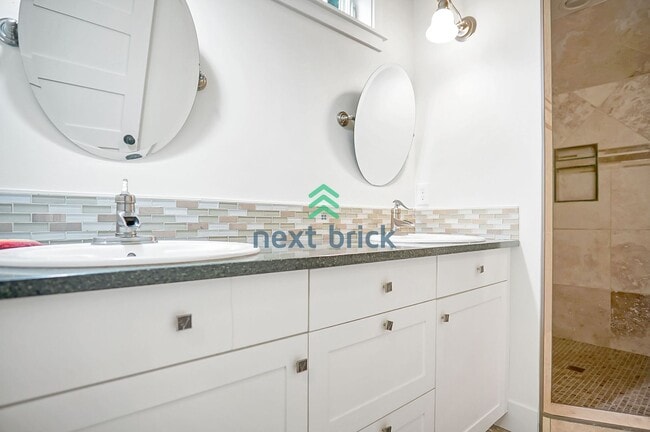 Building Photo - 3 Bed 2.5 Bath for Rent in Lake Forest Park!
