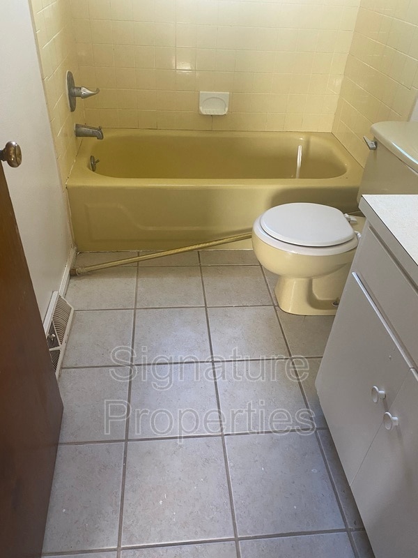 Building Photo - 827 Kerns Ave SW