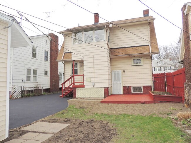 Building Photo - Updated 3 Bedroom - 1.5 Bathroom Cleveland Hts. Colonial for Rent!