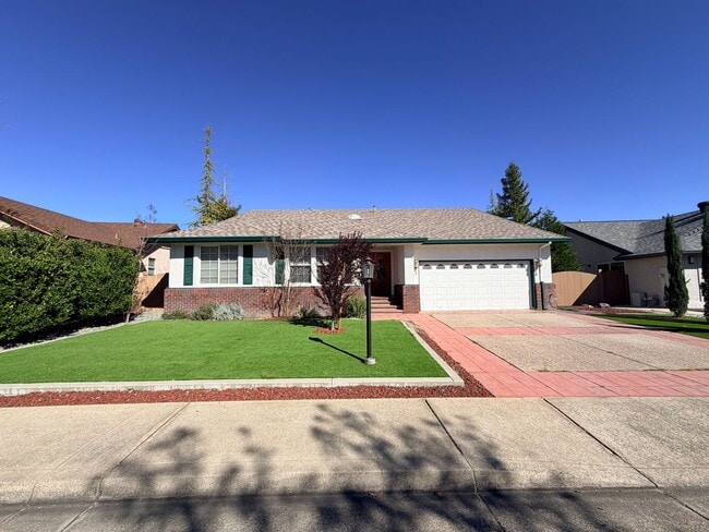 Building Photo - Beautiful Lakefront Home in the Vineyard! 55+ community