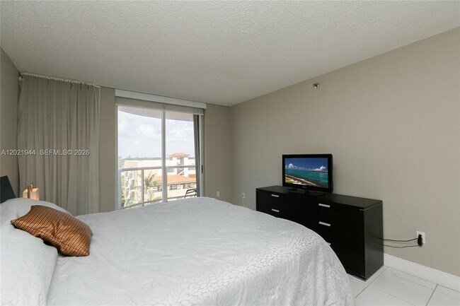 Building Photo - 8855 Collins Ave