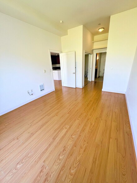 Building Photo - 585 9th St