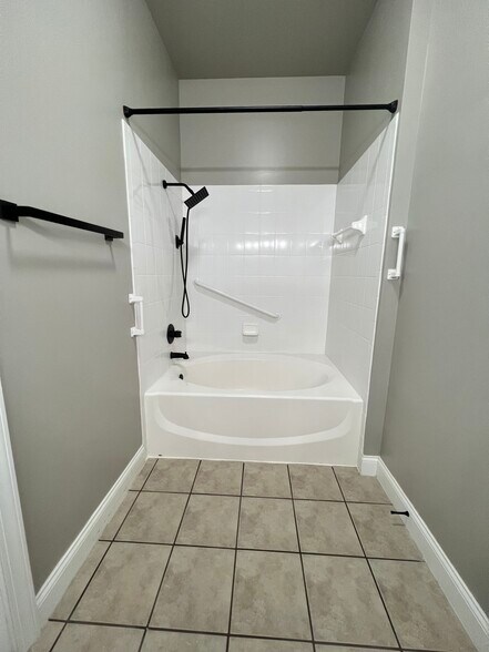 Master bathroom - 115 Legendary Dr