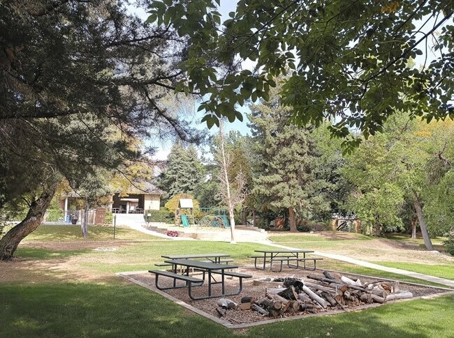 Building Photo - 3211 N Shadowbrook Cir