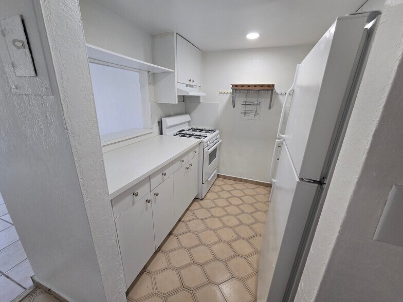 Building Photo - 1305 W 53rd St