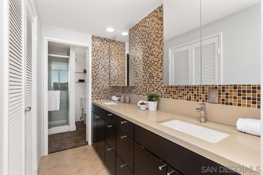 Building Photo - 2500 Torrey Pines Rd