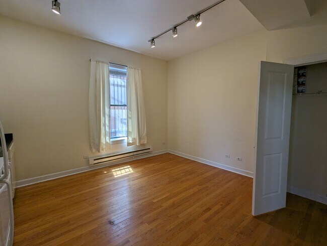 Building Photo - 4715 N Sheridan Rd