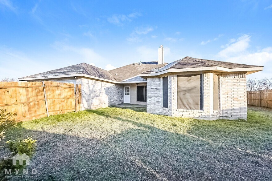 Building Photo - 2526 Sunset Dr