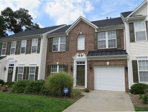 Building Photo - Great 3 Bed 2.5 bath townhome in Sunset Po...