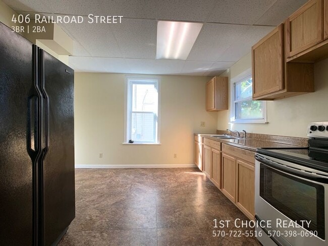 Building Photo - 406 Railroad St