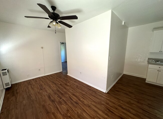 Building Photo - Charming 1 Bed 1 Bath Unit - Move in Speci...