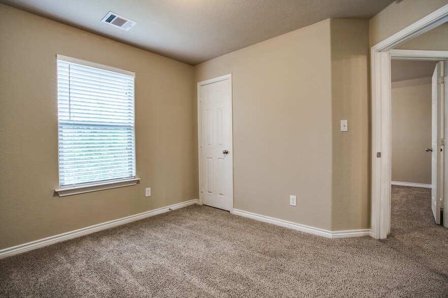 Building Photo - 417B Castleridge Dr