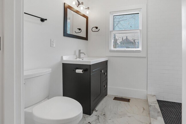 Building Photo - 743 Lilley Ave