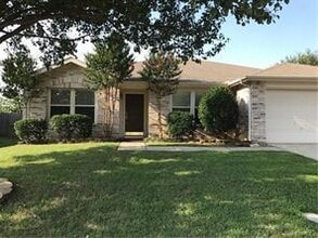 Building Photo - Freshly Updated 3 bedroom spacious beauty!!