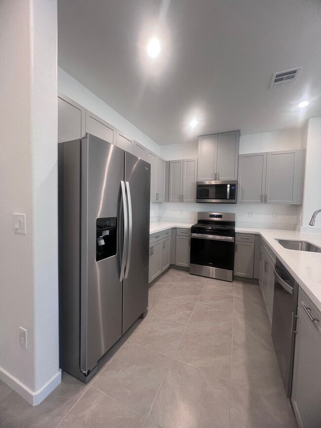 Building Photo - BRAND NEW TOWNHOUSE