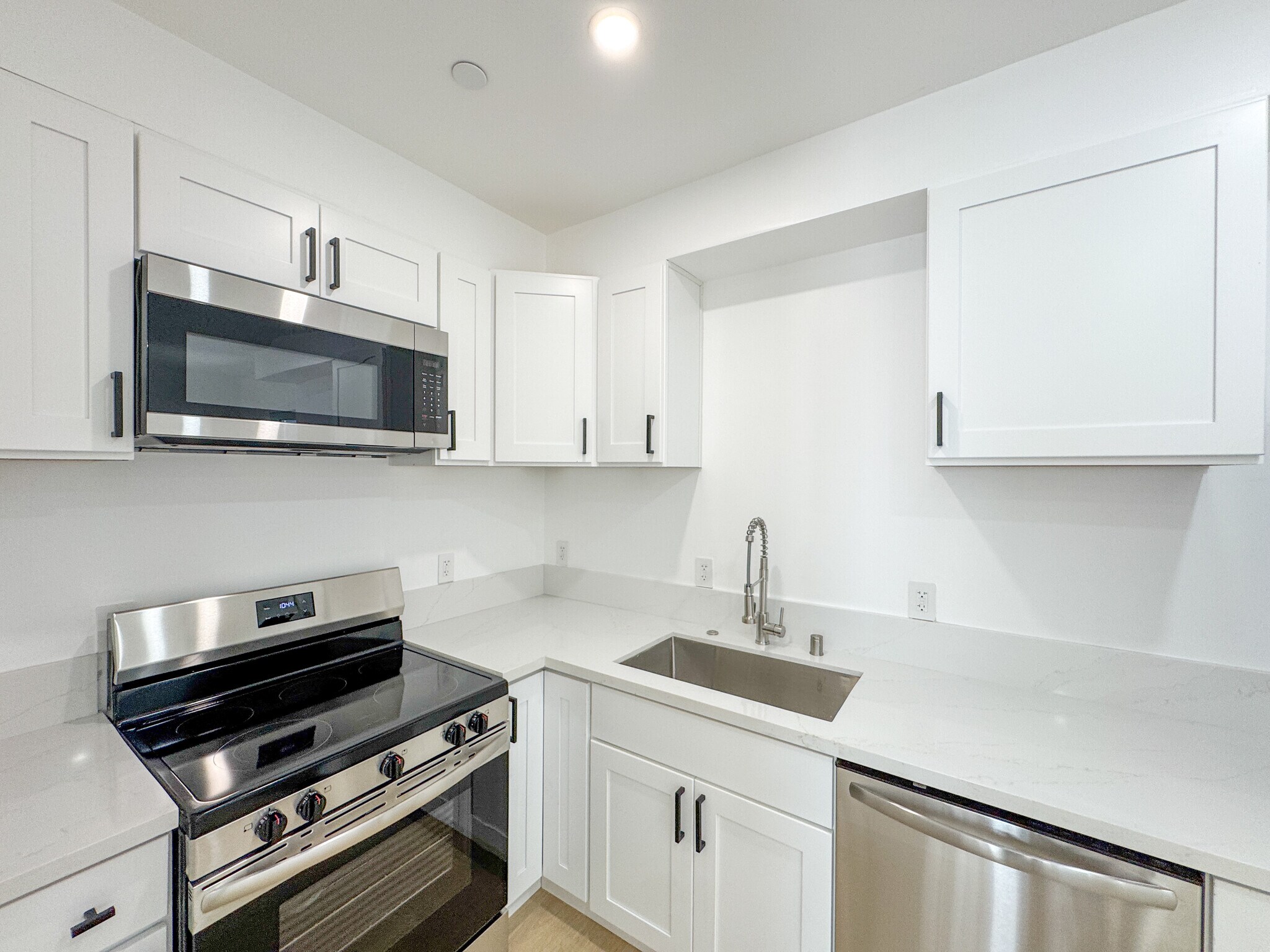 Building Photo - 956 Camulos St