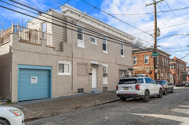 Primary Photo - 2001 S Hemberger St