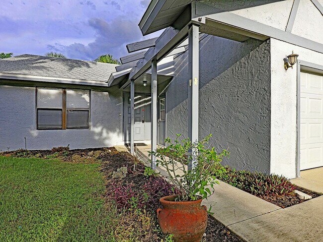 Building Photo - Duplex Cape Coral 3723