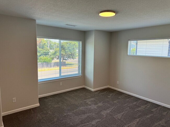 Building Photo - New 4 Bed / 2.5 Bath Duplex!