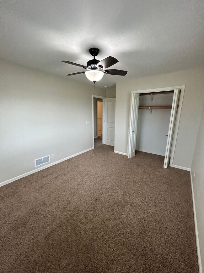Building Photo - Beautiful, spacious, 4 bedroom, 3 bath tow...