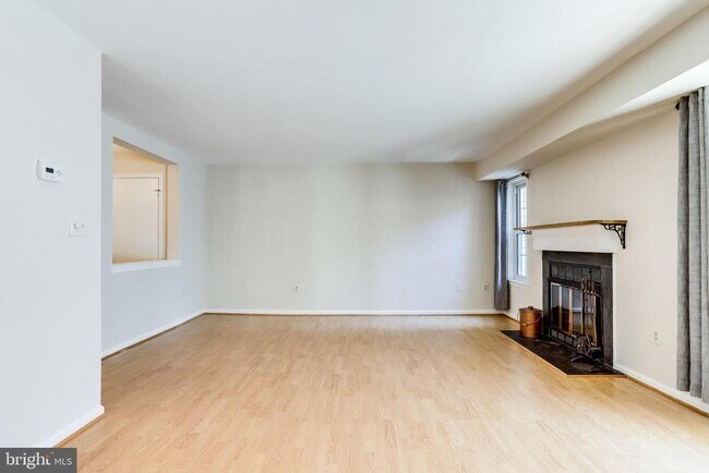 Building Photo - 2429 S Walter Reed Dr