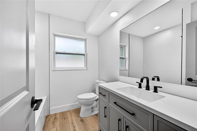 Building Photo - 2141 Indian Ave S