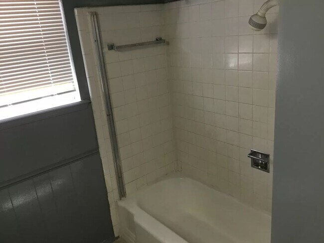 Building Photo - 1/2 OFF FIRST MONTHS RENT!  Great 3 Bed 1 ...