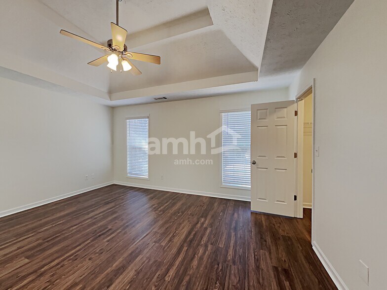 Building Photo - 1772 N Oak Dr
