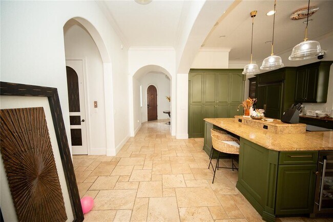 Building Photo - 719 Eastlawn Dr