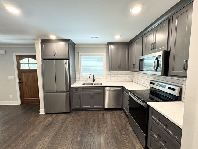 Building Photo - Single Bedroom Charmer