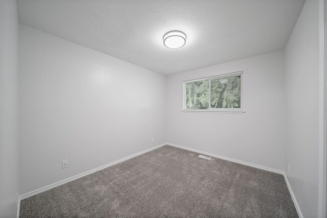 Building Photo - Classic rambler has 3 bedrooms, 1.75 baths, North Thurston School District