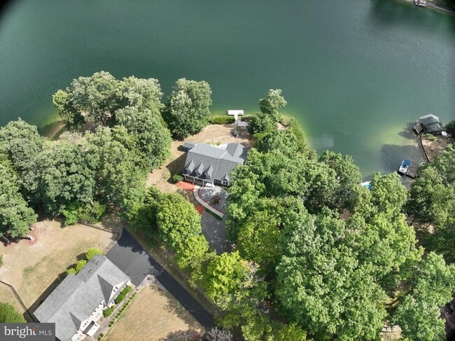 Building Photo - 202 Lakeside Loop