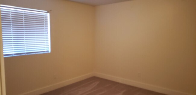 Building Photo - 19350oldcreekroadUNITb.IS4LEASE.COM