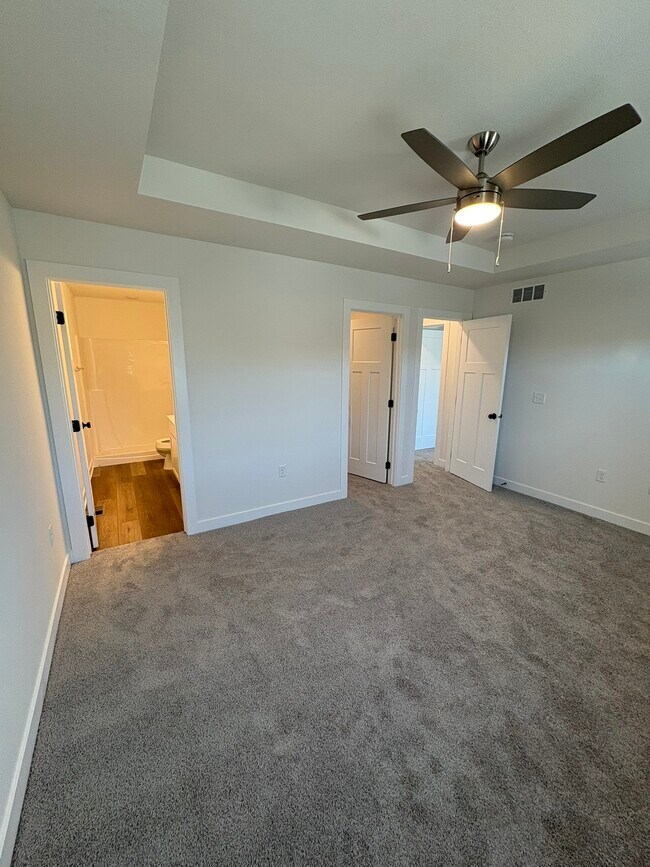 Building Photo - 230 Nw Waverly Dr