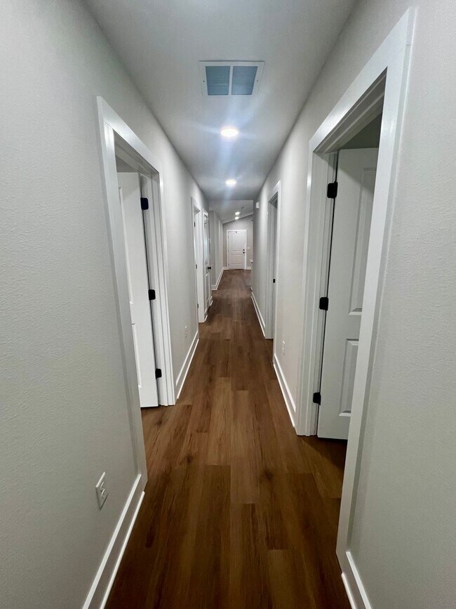 Building Photo - 4417 Oak Ln