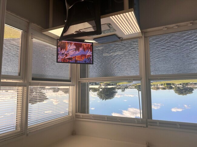 Building Photo - 1112 Lake Terrace