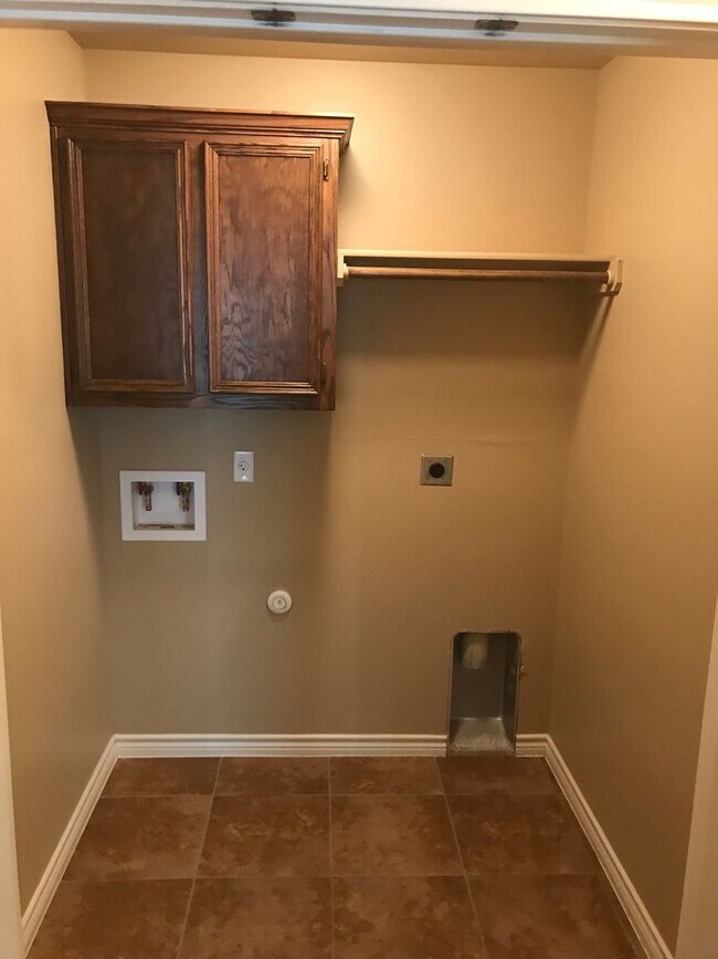 Building Photo - 3 bedroom 2 bath Duplex Text 302-231-7228 for more info